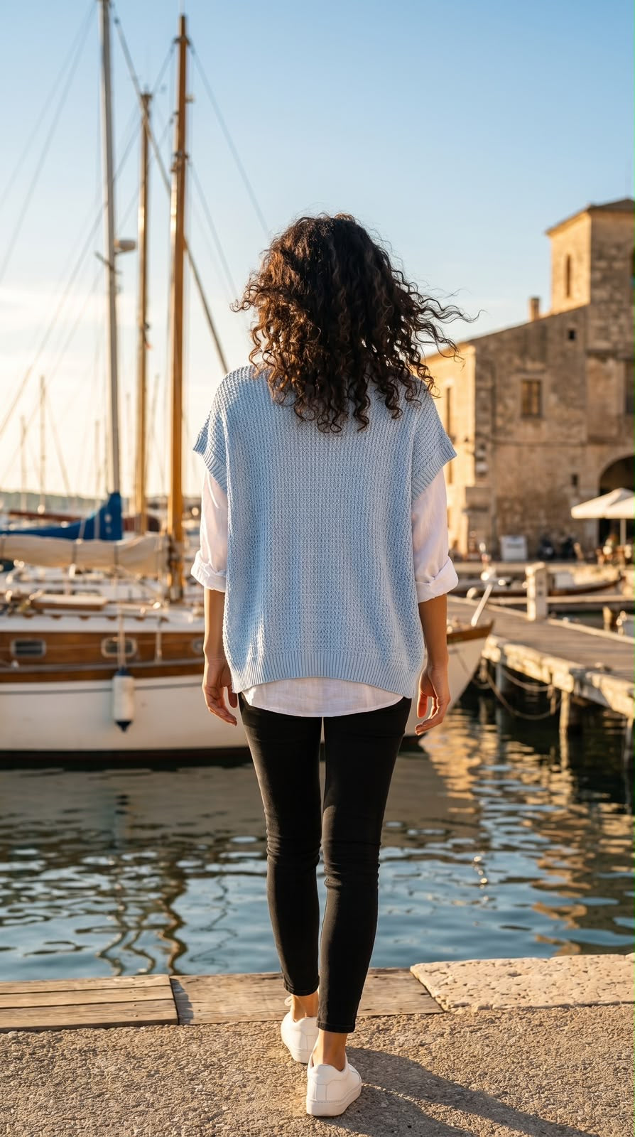 Ensemble Talia bleu ciel porté, superposition chemise et pull crochet